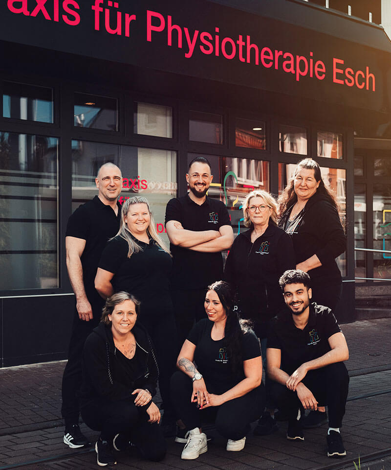 Das gesamte Physiotherapie Esch Team vor unserem Studio
